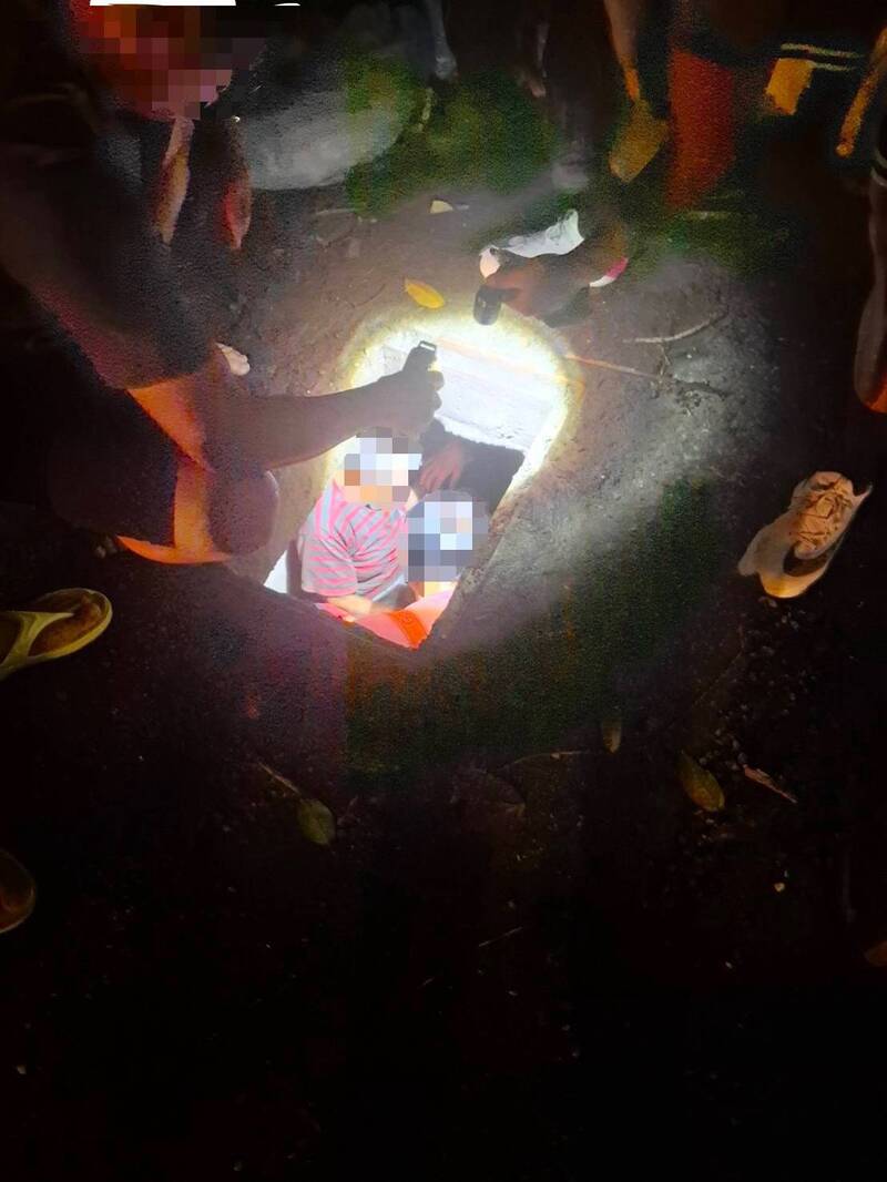走失的阿嬷在狭窄的沟洞中呼救，所幸被凑巧听到而获救。（警方提供）