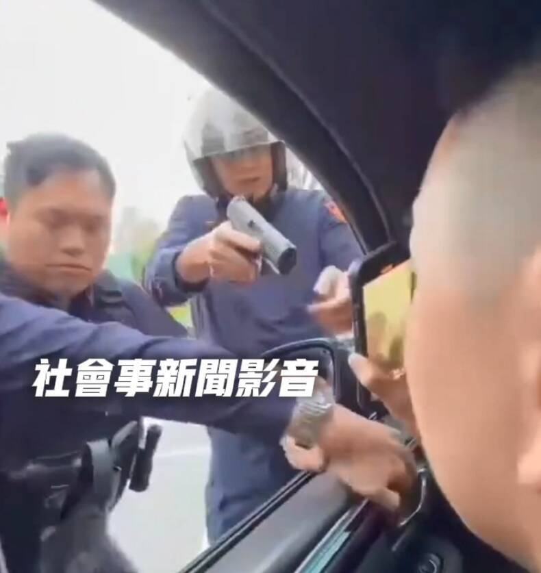 違規被攔查散發酒味還嗆「違法臨檢」 警拔槍喝斥開出拒測單 