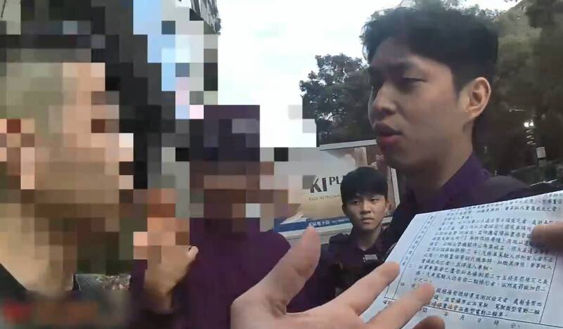 警方对曾男开出拒测单。（记者陆运锋翻摄）