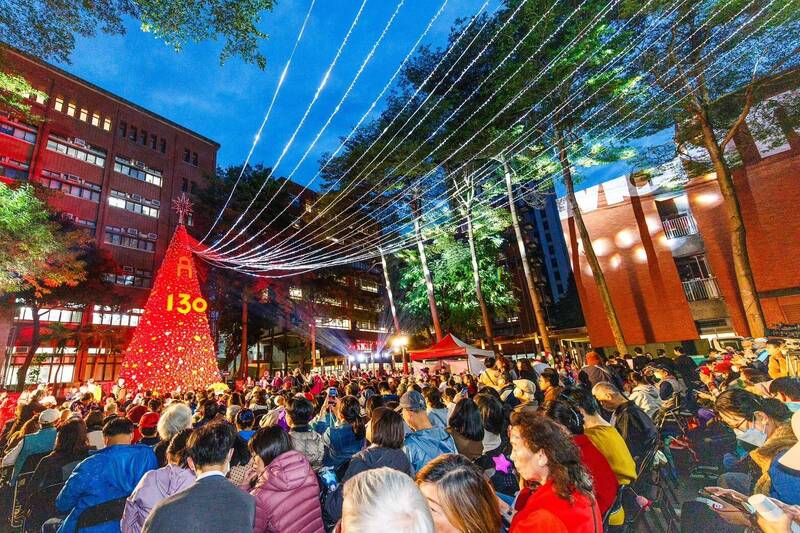 國北教大雙春金蛇年  火紅15米聖誕樹吸睛