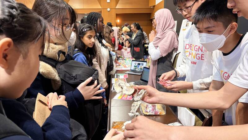 雲林口湖國中生研發「蚵殼清潔劑」向32國500童分享台灣創意
