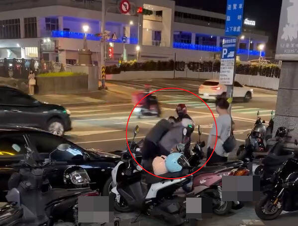 两人在麦当劳前扭打。（翻摄自脸书社团基隆人日常）