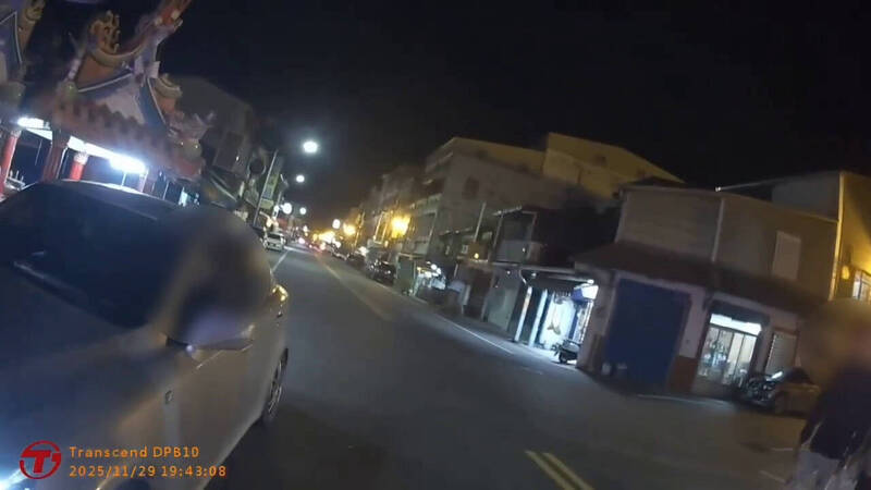 花蓮首例！違停買鹹酥雞 玉里警「唾液快篩」揪出毒駕槍毒