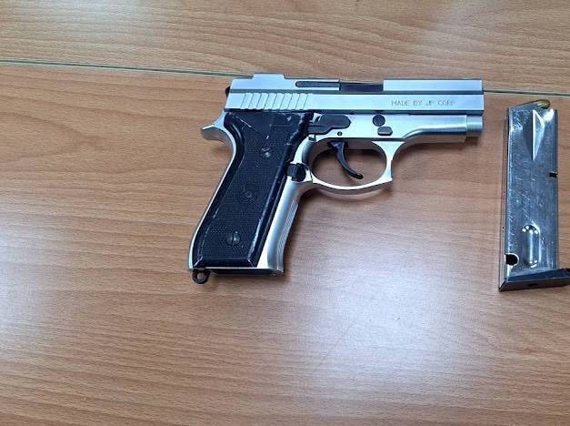 花莲县警察局玉里分局执行巡逻勤务时，发现银色汽车违停去买咸酥鸡，车上起获毒品跟改造手枪。（警方提供）