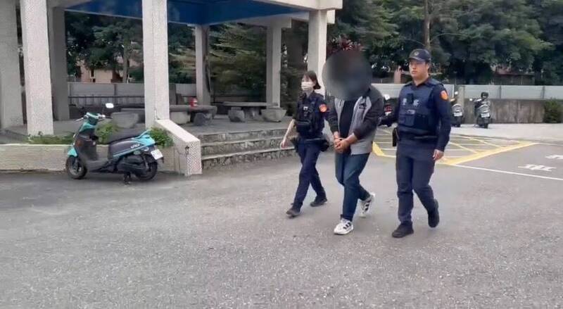 花莲县警察局玉里分局执行巡逻勤务时，发现银色汽车违停去买咸酥鸡，车上起获毒品跟改造手枪。（警方提供）