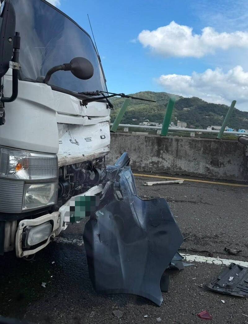 台68值勤竹東警分局巡邏車遭貨車追撞  2警腦震盪送醫