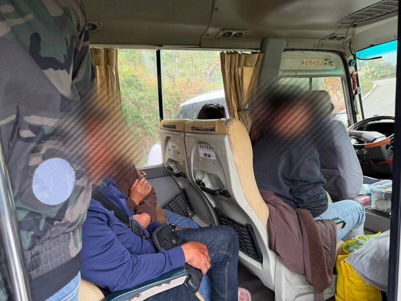 这群失联移工见警察拦车盘查，个个面面相觑、面露尴尬。（记者彭健礼翻摄）