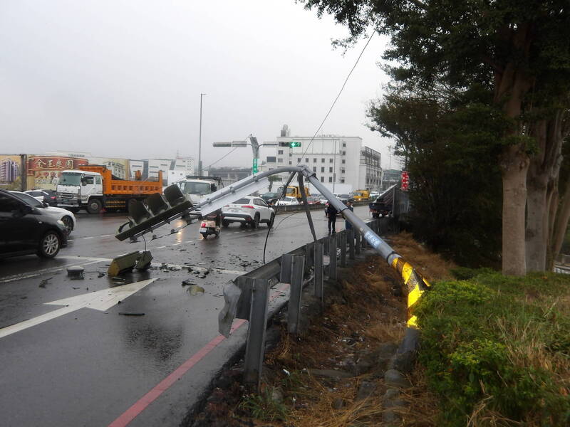 台中轎車撞路口號誌桿駕駛傷 電纜遭大貨車勾纏拉斷另側號誌桿