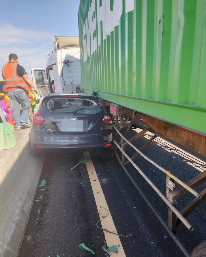 國1中壢路段貨櫃車爆胎擦撞轎車、內側護欄 雙向回堵5公里