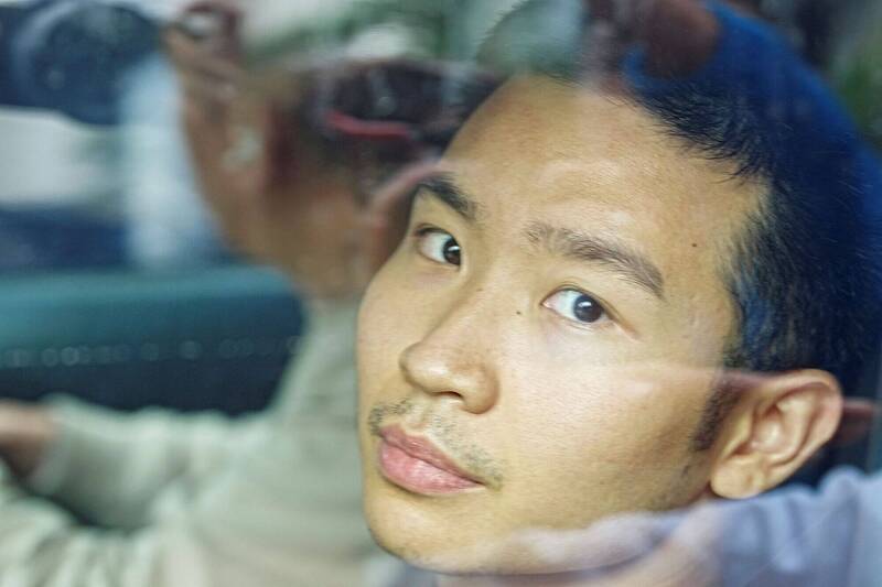 24岁的关靖丰1日被目击乘坐计程车离开长沙湾警署，间接证实他被警方拘捕的传闻。（路透）