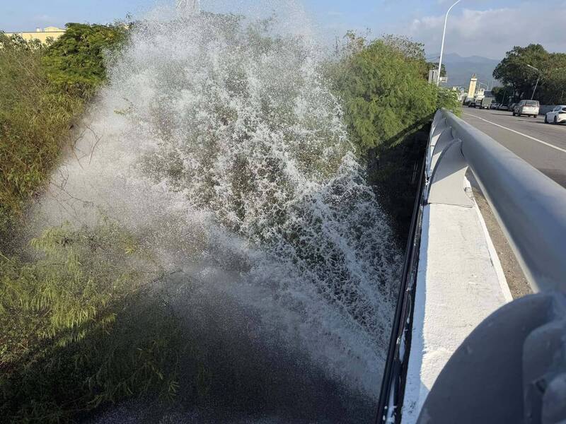 水瀑狂噴!苗栗中平大橋疑自來水爆管 銅鑼公館部分地區暫停供水