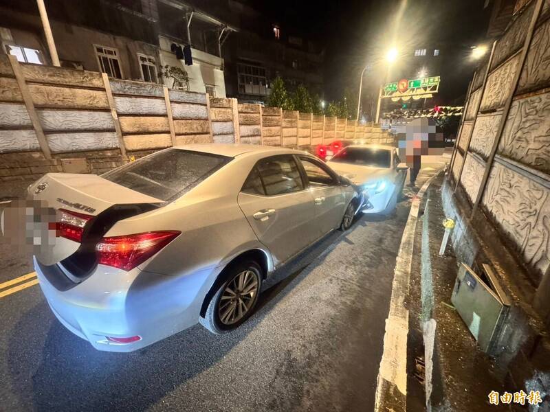 陈男驾车逆向撞毁李妇车辆。（记者吴升儒摄）