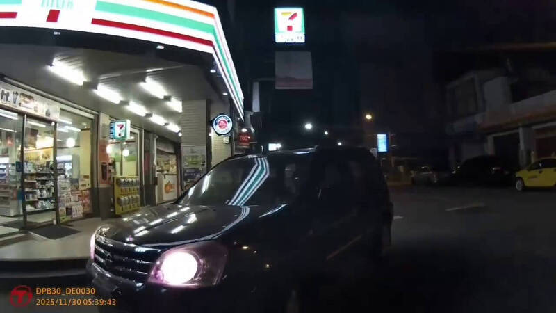 紅線違停露餡!花蓮警眼尖揪通緝犯 同車駕駛還藏「喪屍菸彈」