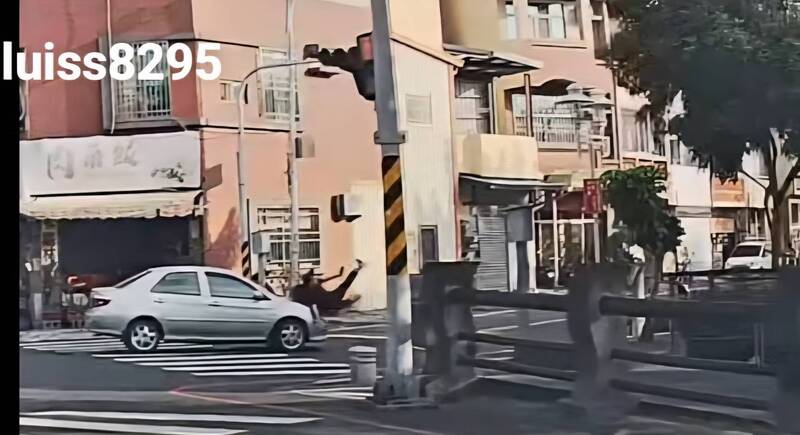 學生過斑馬線遭汽車撞飛 台南警將追查告發肇逃駕駛人