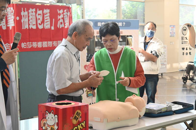 學傻瓜電擊有小禮、抽麵包券 安南醫院12/1~19等你來學AED