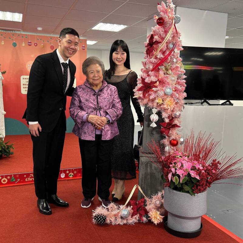 脊損傷友聖誕紅公益義賣 林謝罕見憶數十年眾人愛心成就一切