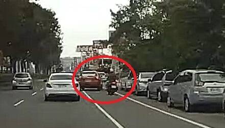 這麼巧？轎車切車停靠路邊、直行機車同時倒地 警初查自摔