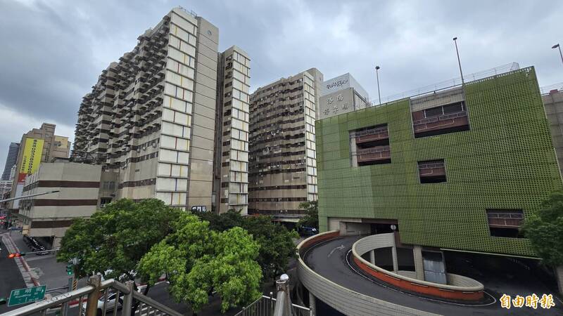 「猛鬼大樓」明年拆除!西寧市場攤商怨空間縮水 改建社宅規劃進度曝