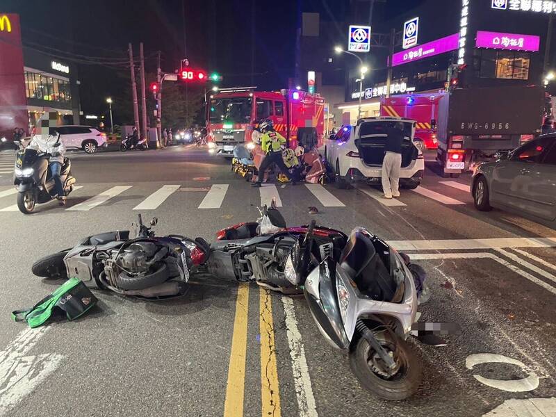 竹市西大食品路口車禍 汽車擦撞4機車3人送醫