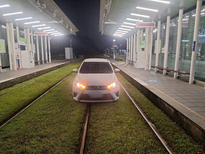 7旬婦轎車開上高雄輕軌「進站」卡住 列車延誤45分鐘