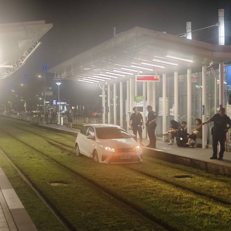 自小客卡高雄輕軌軌道 行控中心變更運轉模式、啟動接駁