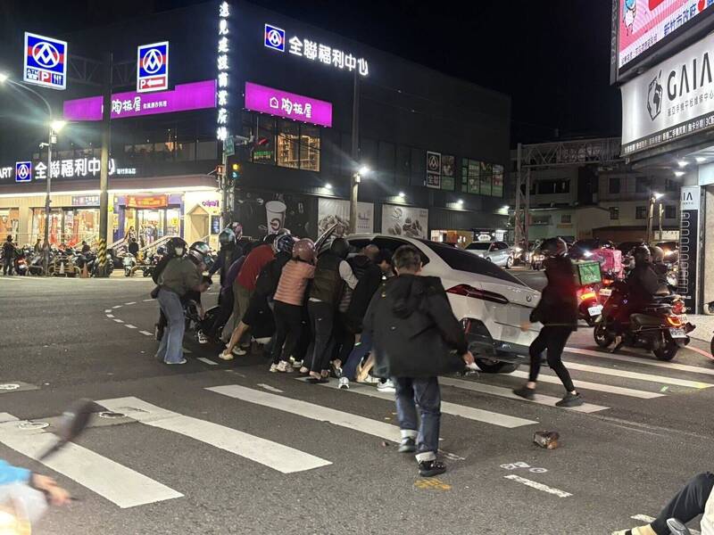 「我們來幫忙!」竹市車禍28歲女遭壓車底 逾10人合力抬車救她