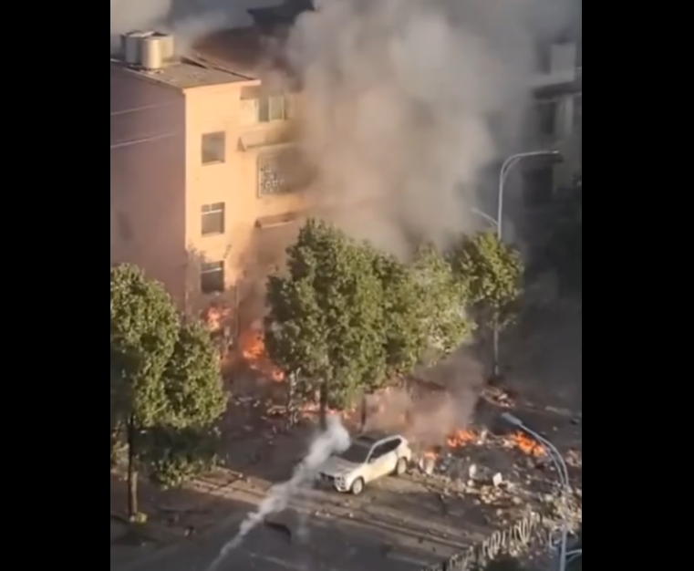 用命跟中共拚了！店家遭公務員勒索 引爆店面後疑喝農藥「死諫」