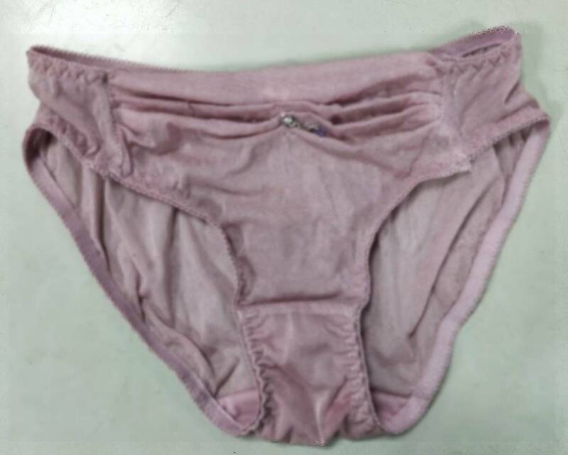 超噁!網購牛仔褲收到「原味黃內褲」她嚇瘋 網揪1亮點:下次別買