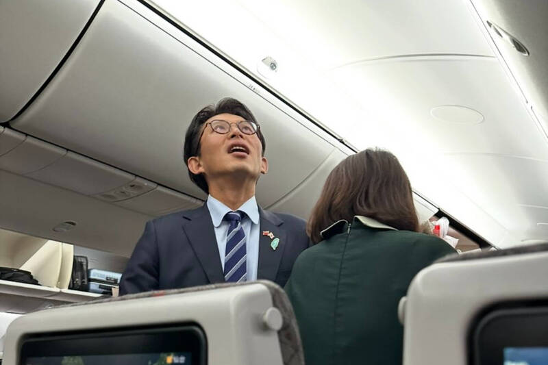 日本旅行返台巧遇黃國昌  王瑞德爆料他搭機小動作：歹咪啊