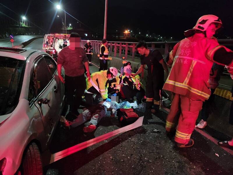 凌晨載女友人夜遊疑車速太快打滑自撞 男駕駛傷重不治