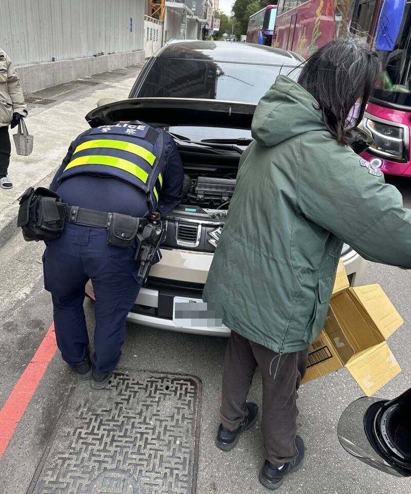 貓咪取暖困引擎室 警民溫馨學貓叫「喵喵喵」助脫困