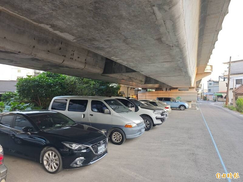西勢車站高架橋下停車被「提醒」後竟遭刮 外地客諷：化外之地嗎