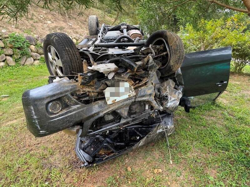 銅鑼山區訪友 女駕駛連人帶車倒栽邊坡下受困獲救