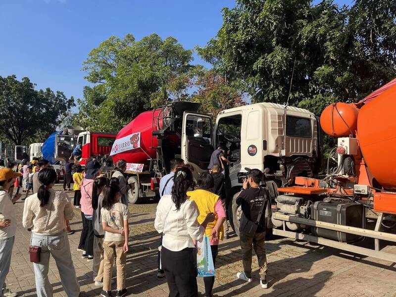 大車開進校園 學童坐上駕駛座體驗視線死角