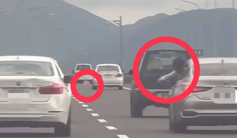 國5上演瑪利歐賽車！ 2車互擲水球、垃圾 還擺出KO手勢