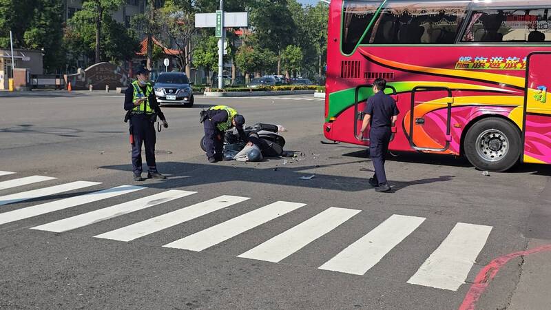 騎士高市議會前闖紅燈 先撞另一騎士再撞學生參訪團遊覽車急救