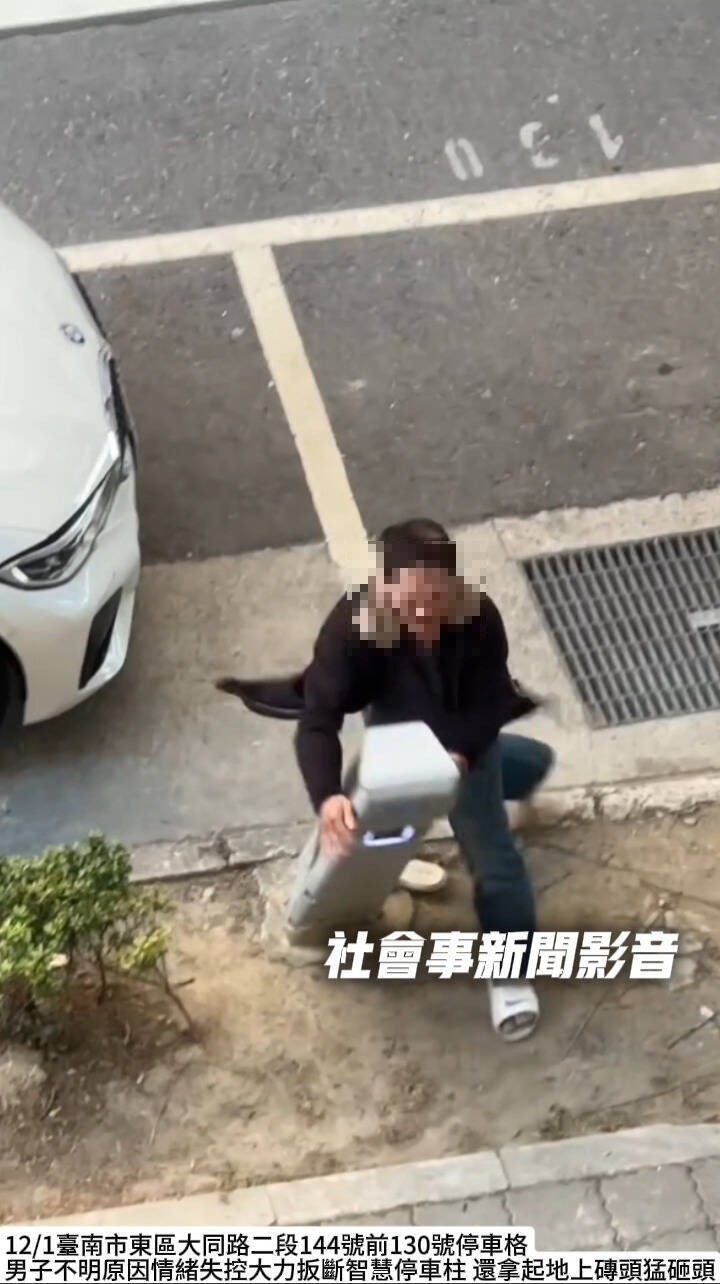 五十多岁的H姓男子情绪失控撞断路旁智慧停车收费柱。（取自网路社会事新闻影音）