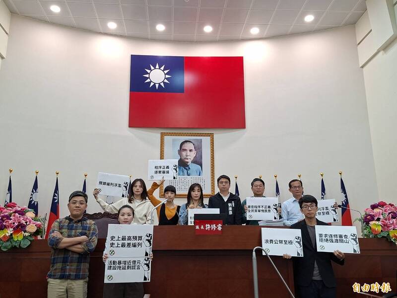 竹市議會頭一次! 民進黨團霸佔主席台癱瘓議事 籲逐條審查預算