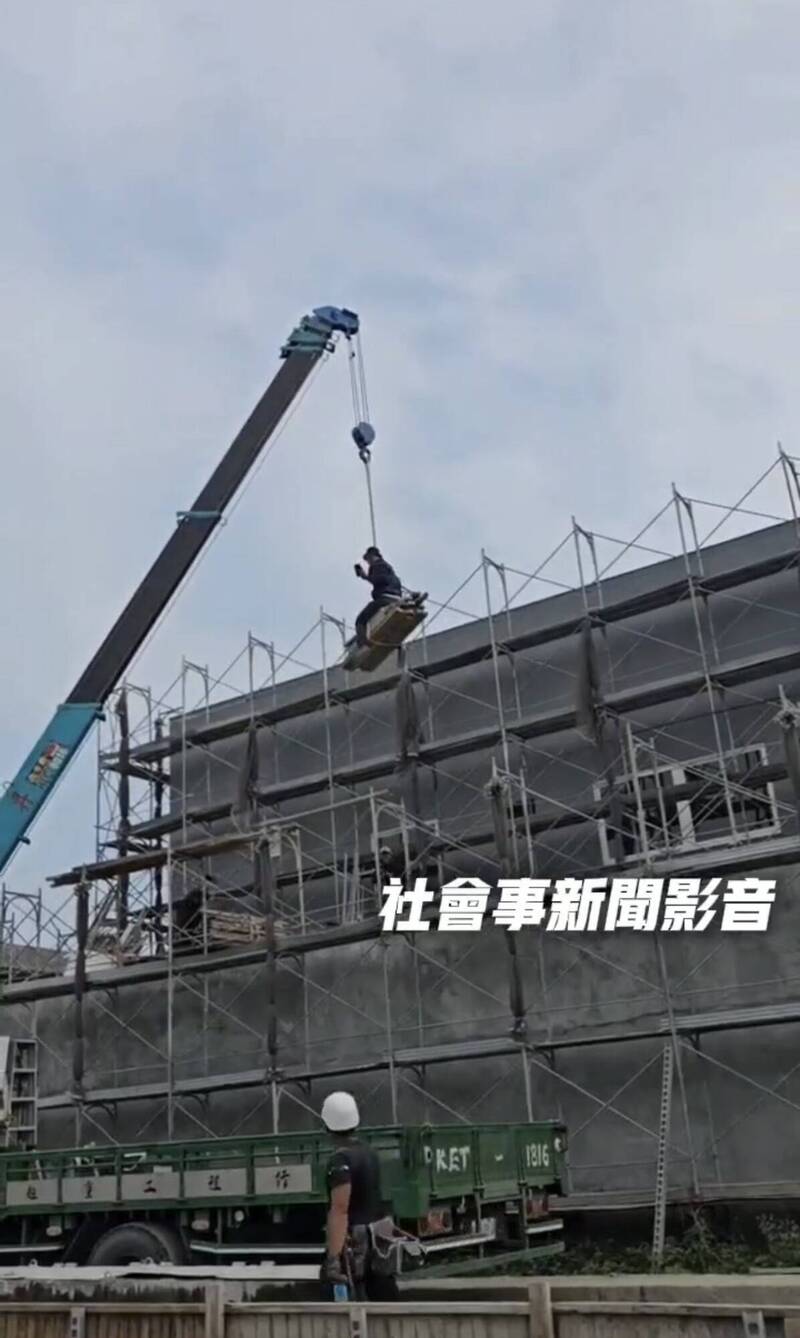 驚！工人坐吊車綁模板從4層樓垂降還扮牛仔馴馬 雇主要被罰了