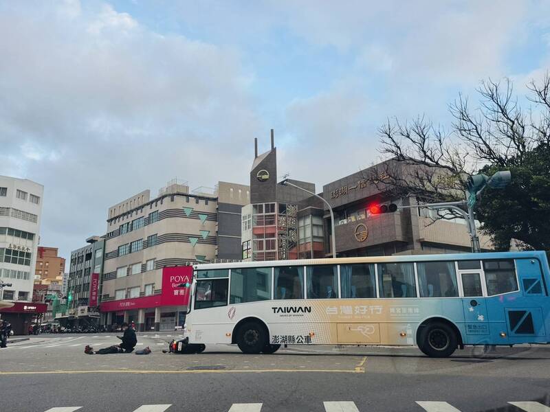澎湖台灣好行公車與機車車禍騎士輕傷 疑似紅綠燈故障惹禍
