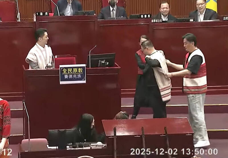 笑著接受賽德克族「戰袍背心」 李四川:現在還沒人叫我承擔