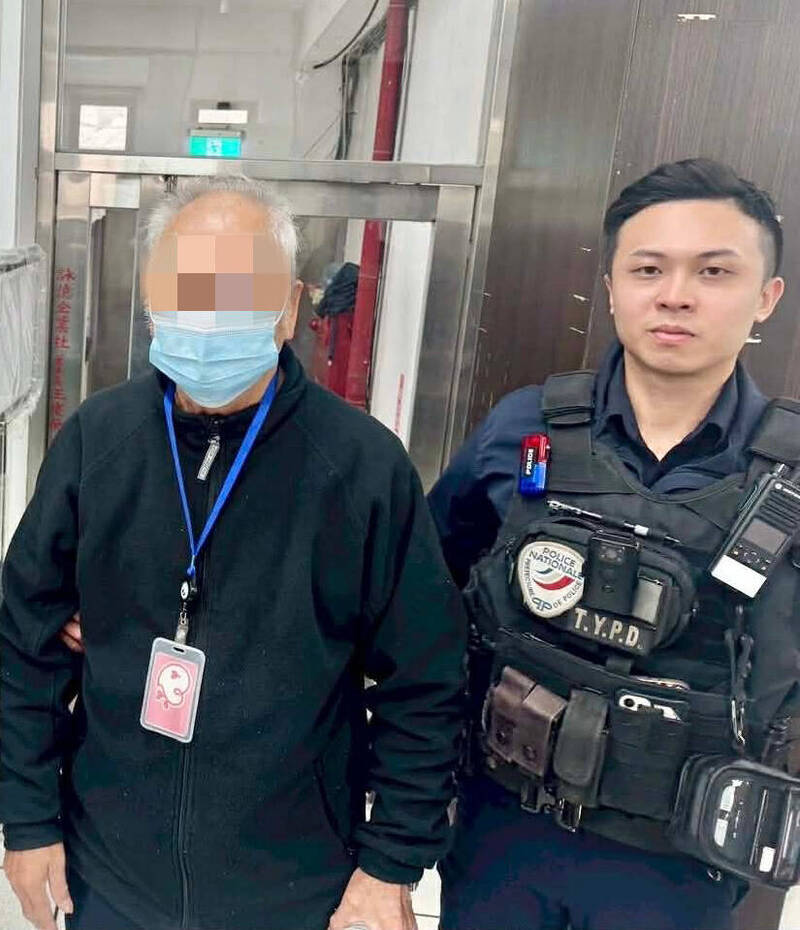 8旬翁徘徊中壢社宅、保全報案 暖警靠胸前1物助他回家