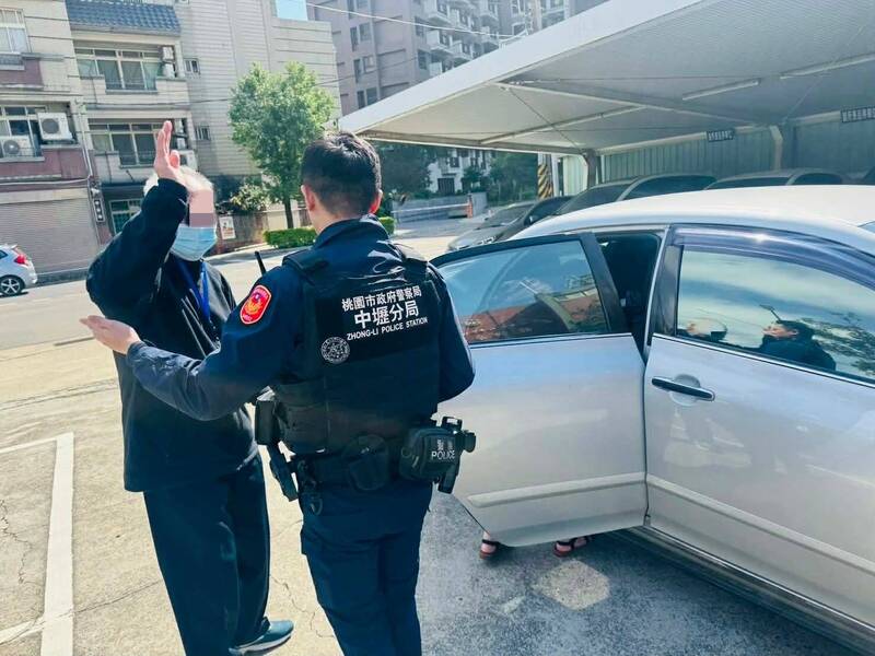 警方将吕姓老翁带回派出所休息，并提供温水与座椅安抚情绪，最后靠其胸前「敬老爱心卡」助他回家。（警方提供）