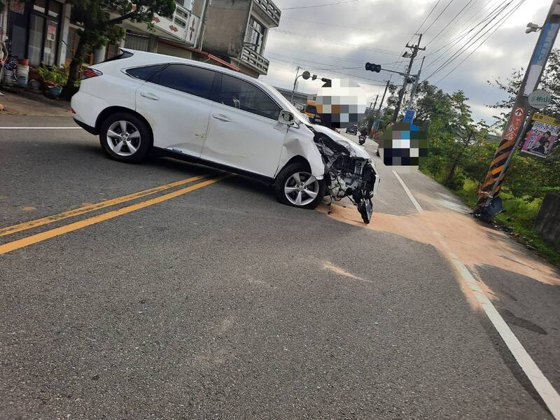 婦人駕駛休旅車失控撞電桿 車頭毀損人送醫