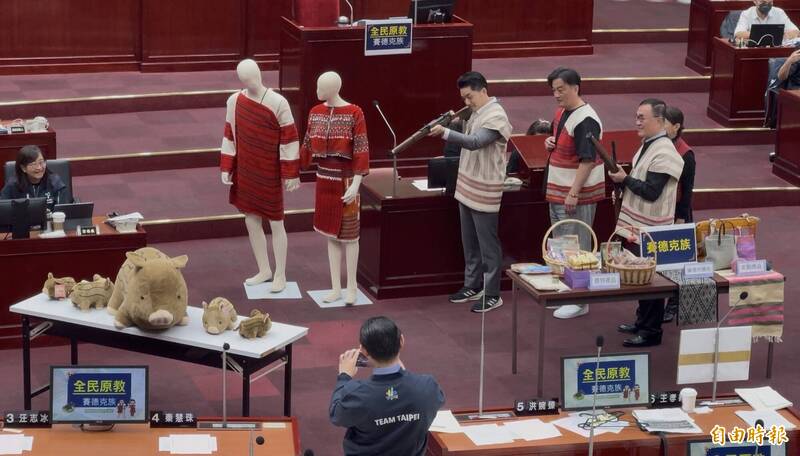 蔣萬安、李四川議會「持槍射山豬」 議員：警察局長麻煩帶走！