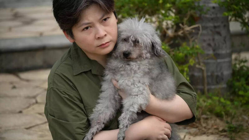 香港大火消防員憑「牆上紙條」救出15歲老狗 飼主淚謝