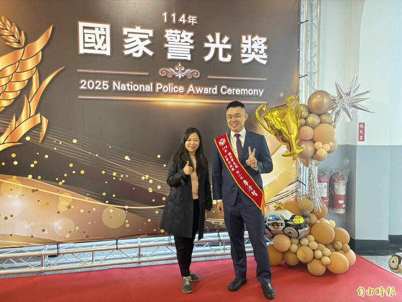 新北地检署主任检察官郑少珏陪同刑事警察局侦查正李清智领奖，共享这份殊荣。（记者邱俊福摄）