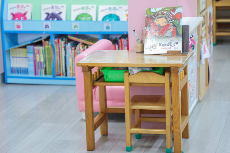 台中汰換課桌椅開放學生領用 盧秀燕遭疑為作秀跳過法定程序