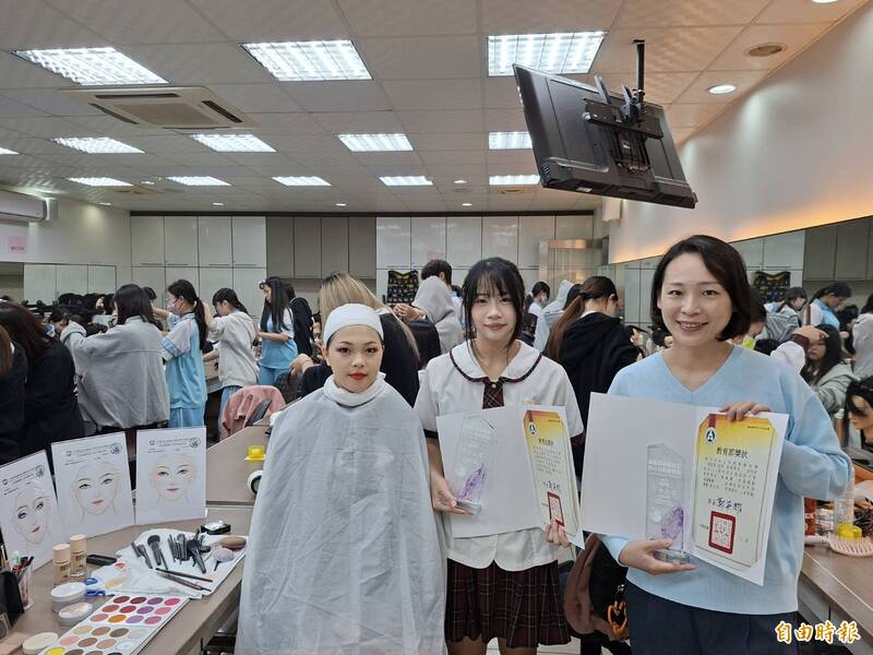 火馬年彩妝怎樣畫才吸睛?竹市高中生呂芯妤倒勾技法奪技藝競賽優勝