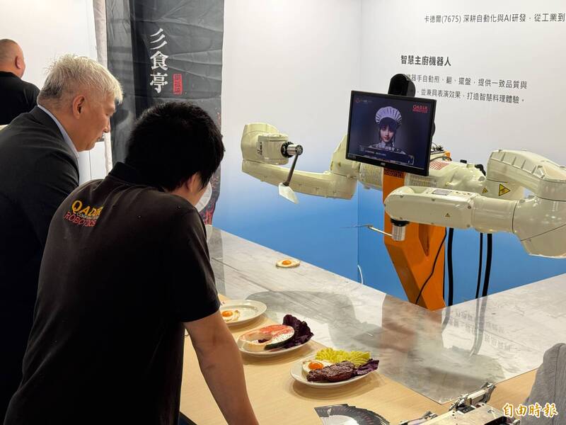 數位轉型!機器手臂上煎台料理 自動熱食機端必比登雞湯